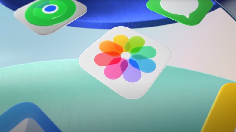 Apple Photos app icon featuring the new iOS 26 Liquid Glass design.