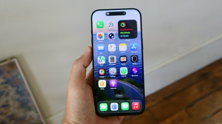 iPhone 16 Pro Max Home Screen in iOS 26