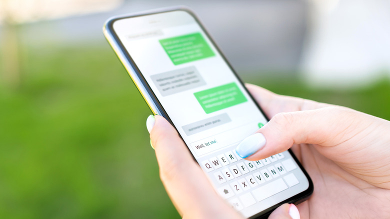 woman using iPhone messages app