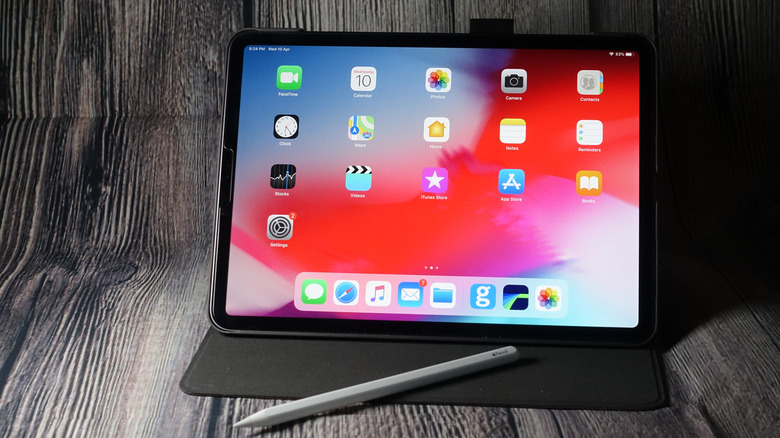 An iPad Pro on a desk with a Magic Keyboard and Apple Pencil