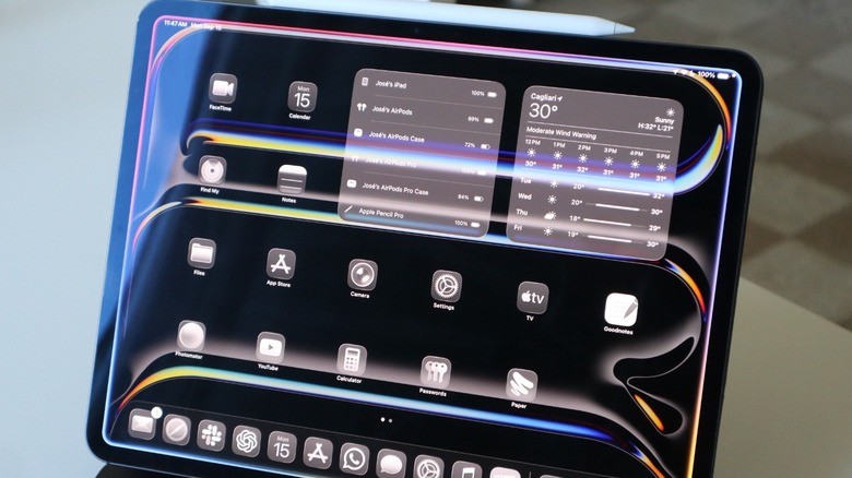 Siri's Apple Intelligence UI on iPadOS 26