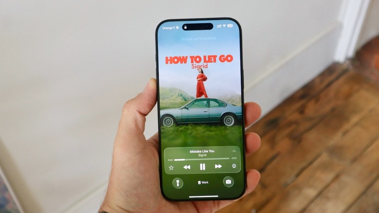 iPhone 16 Pro Max's Lock Screen in iOS 26