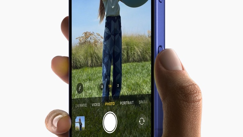 iPhon 16's Camera Control button