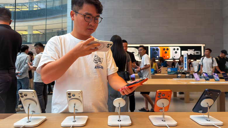The iPhone 17 Pro models on MagSafe stands in an Apple store.