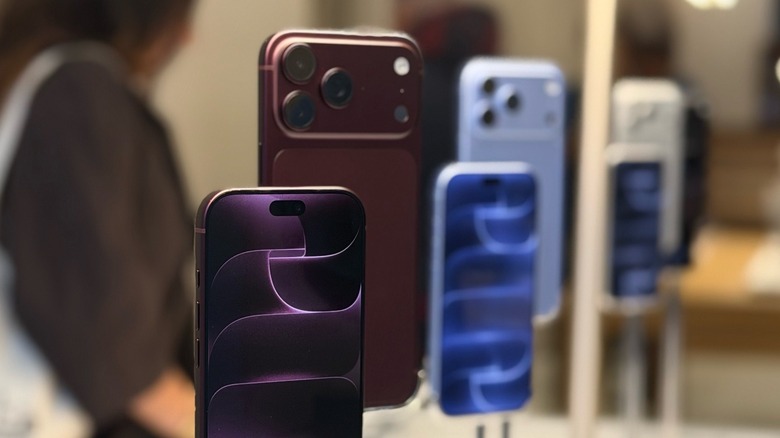iPhone 18 Pro new colors displayed at an Apple Store