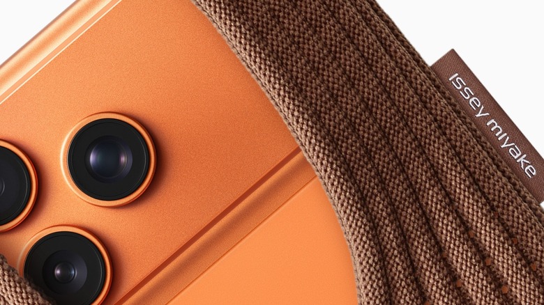 iPhone Pocket accessory on iPhone 17 Pro