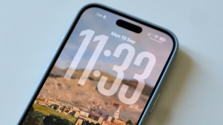 iPhone's iOS 26 Home Screen with Clear style look