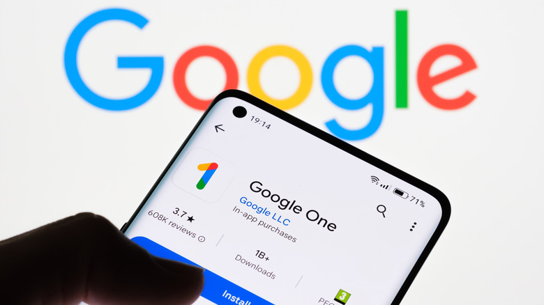 Google One app download screen on phone