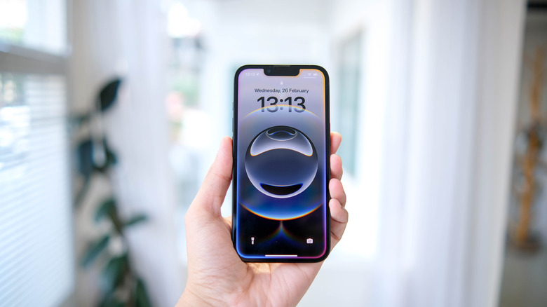 The iPhone 16e in hand: Display view.