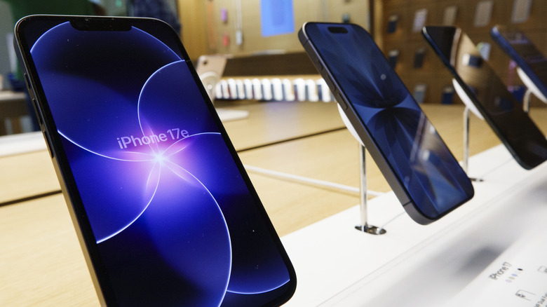 iPhone 17 models on display, including the iPhone 17e in the foreground.