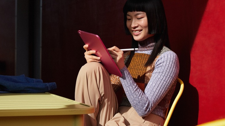 Woman drawing with an Apple Pencil on iPad 10