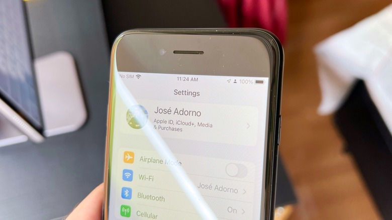 A close-up of the iPhone SE 3's Settings screen