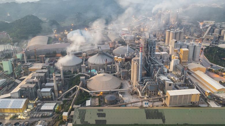a factory polluting the air
