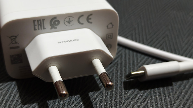 A European SuperVooc charge with a USB-C cable meeting the plug's tips.