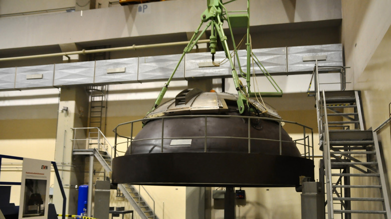 A team lifts the reactor vessel head at the Zwentendorf atomic power plant during the 'Global 2000 Tomorrow Festival'