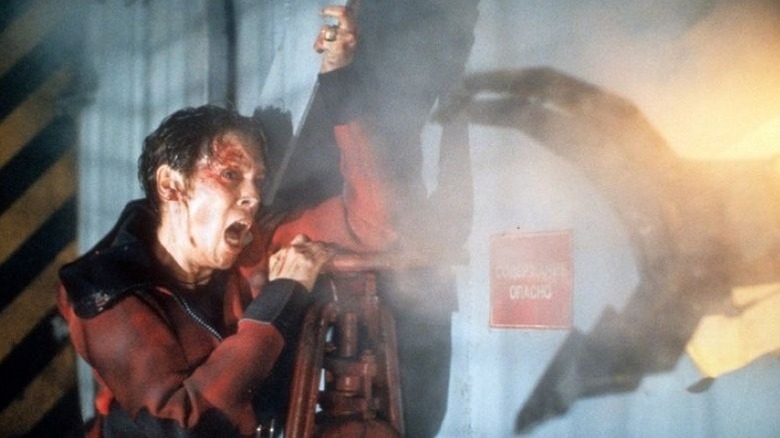 Jamie Lee Curtis in the movie Virus (1999)
