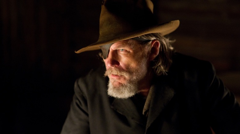 Jeff Bridges as Rooster Cogburn looking forward in True Grit