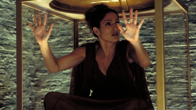 Catherine Deane (Jennifer Lopez) trapped in a box in The Cell