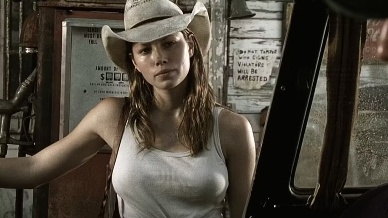 Erin Hardesty (Jessica Biel) wearing a cowboy hat and looking into a car in The Texas Chainsaw Massacre