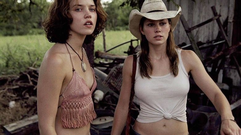 Pepper (Erica Leerhsen) and Erin (Jessica Biel) in The Texas Chainsaw Massacre