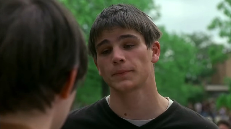 Zeke (Josh Hartnett) looking at another student in 