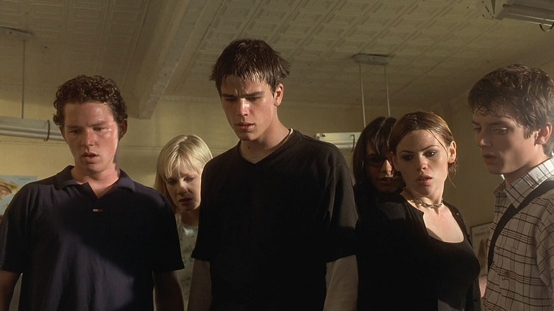 Zeke (Josh Hartnett) surrounded by his classmates in "The Faculty."