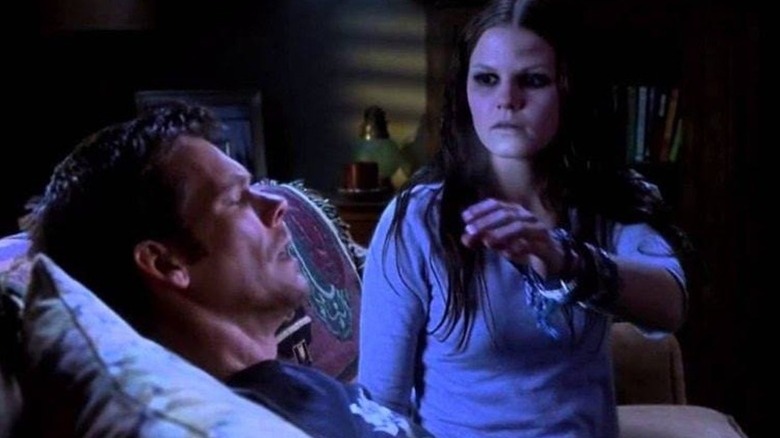 Samantha (Jennifer Morrison) watching Tom (Kevin Bacon) as he sleeps in Stir of Echoes