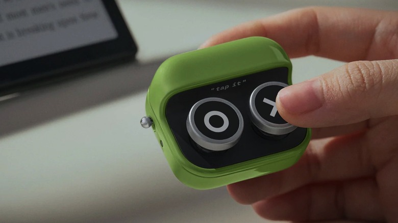 The Boox Tappy remote control in hand.