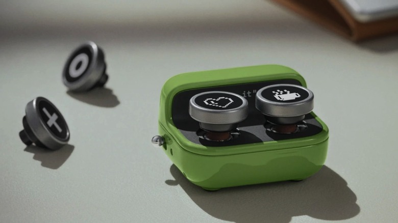 The Boox Tappy page-turning remote next to spare buttons.