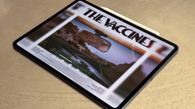 M4 iPad Pro's new Lock Screen on iPadOS 26