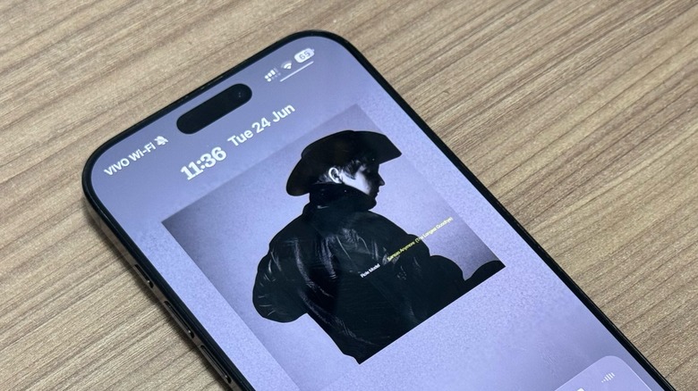 iPhone 16 Pro Max's Lock Screen in iOS 26