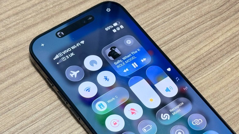 iPhone 16 Pro Max's Lock Screen in iOS 26