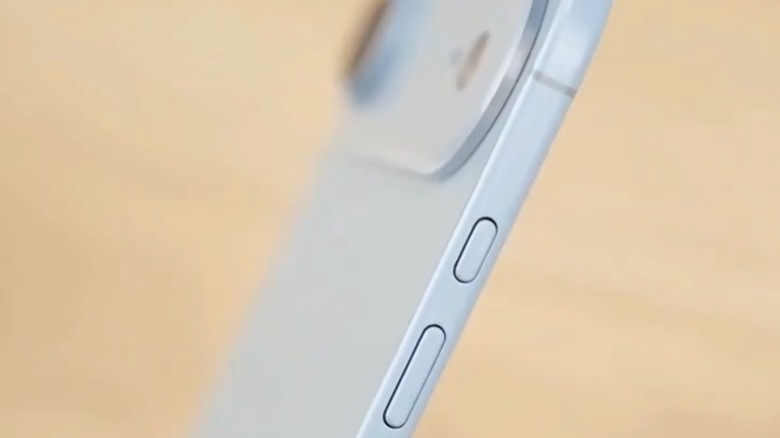 iPhone 17 Air dummy unit: Ultra-thin profile.