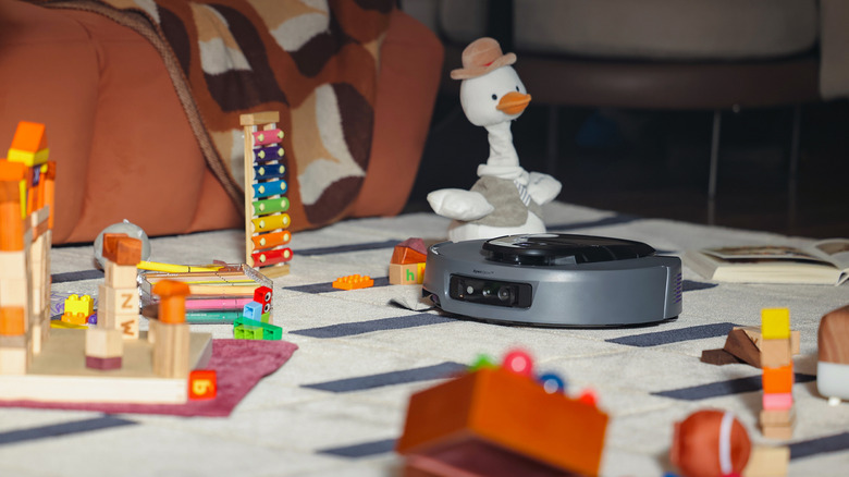 The 3i G10+ on a carpet crowded with toys.