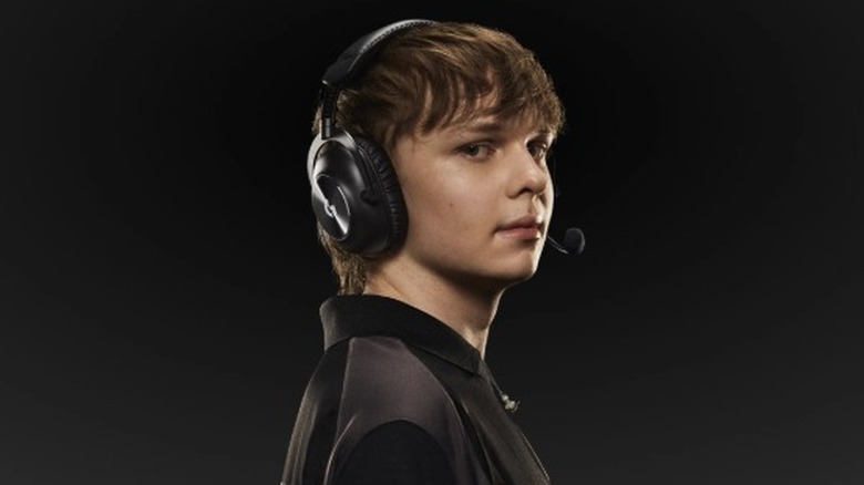 Person wearing the Logitech Pro X 2 Lightspeed