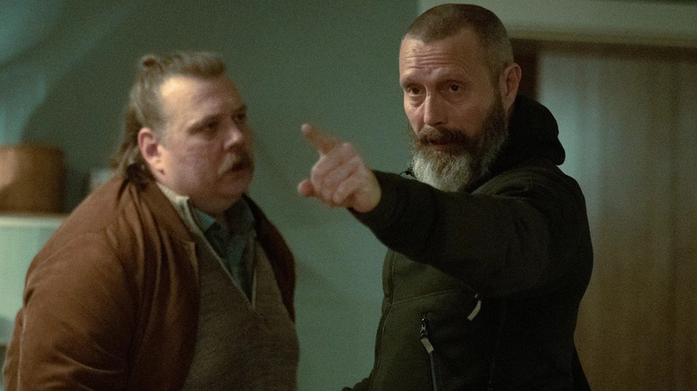 Emmenthaler looking at Markus (Mads Mikkelsen) as he points his finger in 2020 movie Riders of Justice