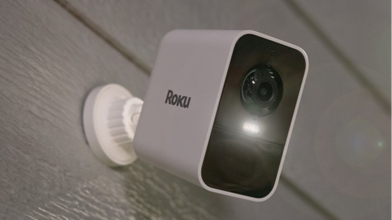 Roku battery camera shining a light outside a house