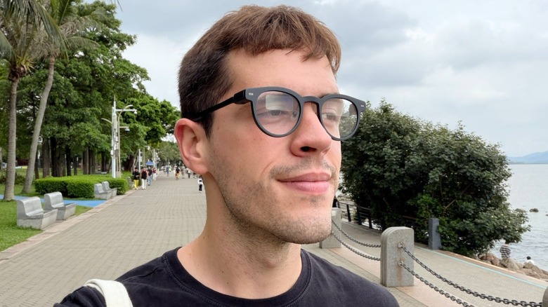 Man wearing MemoMind AR glasses on the street