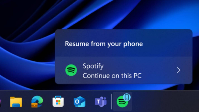 Notification showing option to resume playing Spotify music from Android phone on Windows 11