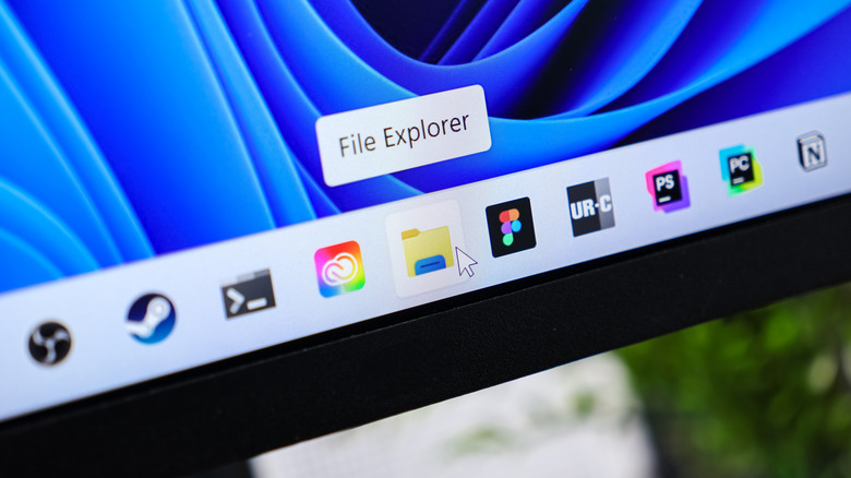 Windows 11 file explorer icon on taskbar