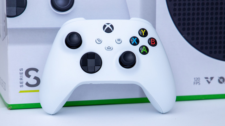 An Xbox Wireless Controller in front of an Xbox Series S package