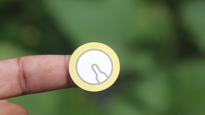 Image of a common piezoelectric sensor on a fingertip