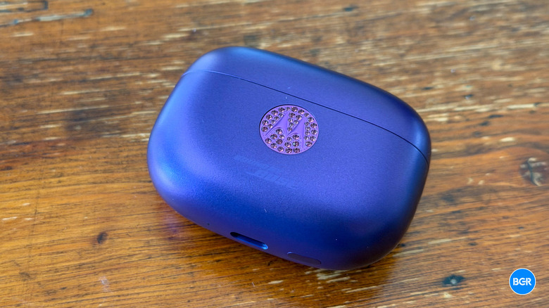 Motorola Moto Buds 2 Plus charging case