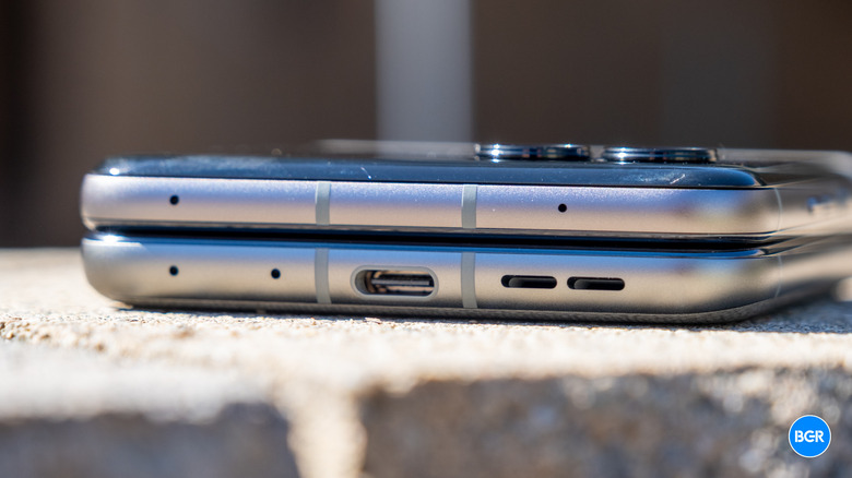 Motorola Razr (2026) USB-C port
