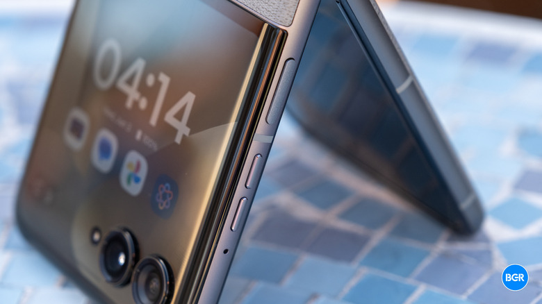 Motorola Razr (2026) buttons