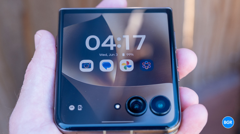 Cover display on the Motorola Razr Ultra (2026)