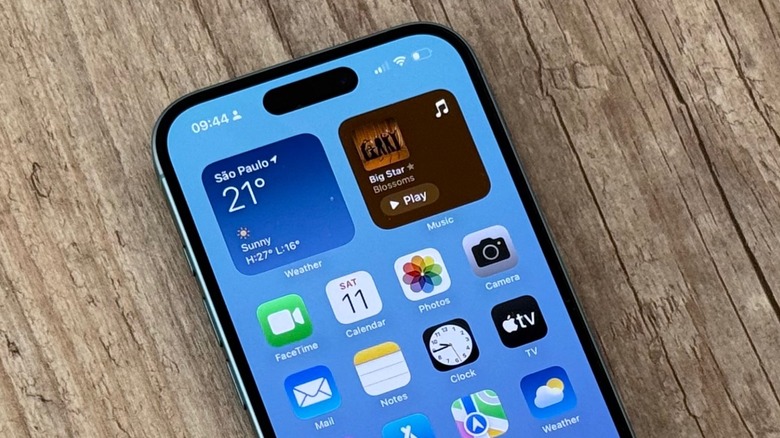 iPhone 16 Home Screen on iOS 18
