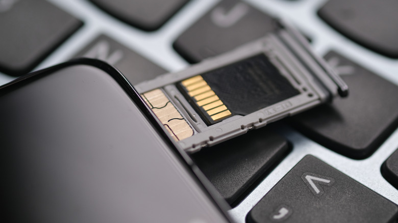 Using a MicroSD card as default storage for Android and in tray.