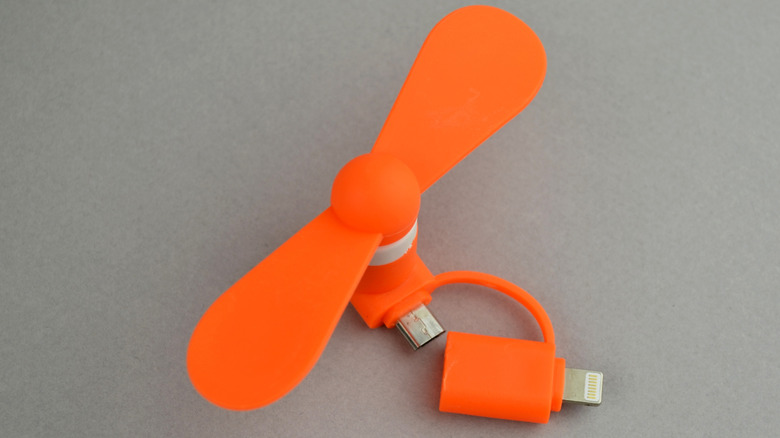 A mini fan to connect with smartphones