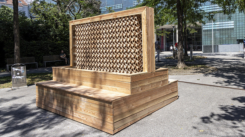 Cooling wall made of 3D printed cubes at the Neue Technik campus of TU Graz.